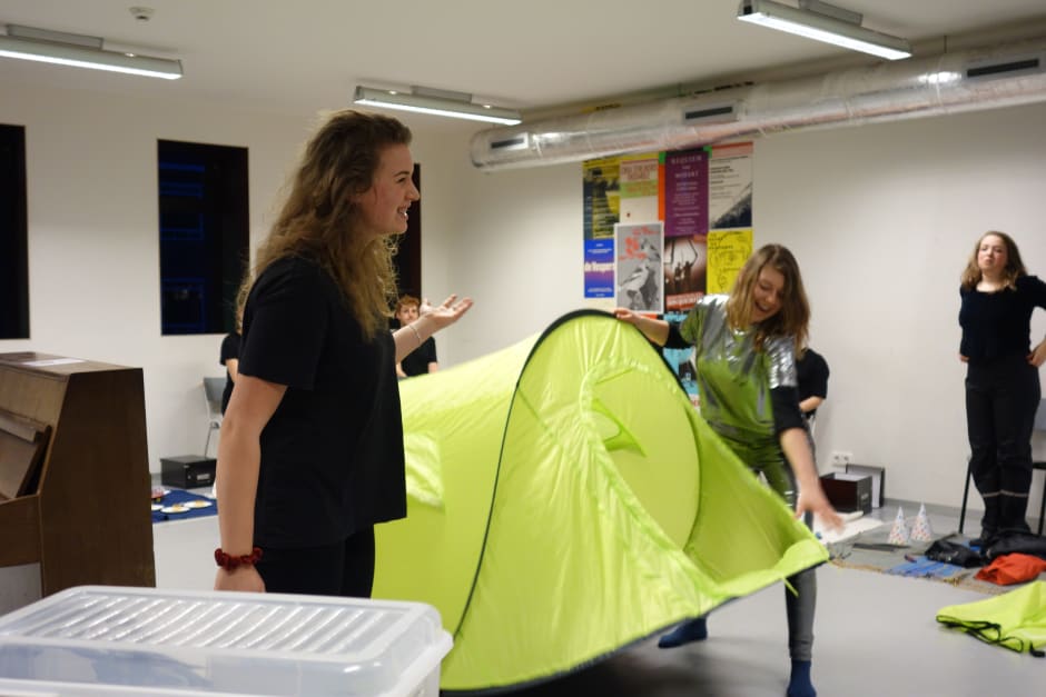 Noortje van Hoorn (l) en Nicky Vos in de tent-sketch
